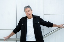 Λουκάς Καρυτινός: Συνέντευξη με τον καλλιτεχνικό διευθυντή της Κρατικής Ορχήστρας Αθηνών και διακεκριμένο μαέστρο.