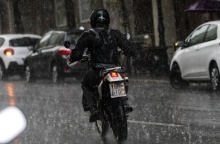 Κακοκαιρία στο Κερατσίνι: Πλημμυρισμένοι δρόμοι και πολλοί κεραυνοί 