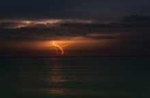 κεραυνός πέφτει στη θάλασσα