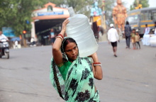 Την πιο κοπιαστική δουλειά στην Ινδία την κάνουν γυναίκες 