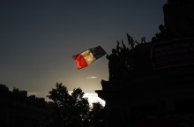 Η σημαία της Γαλλίας κυματίζει 