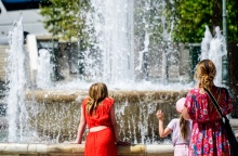 Παιδιά με τη μητέρα τους αναζητούν δροσιά στο συντριβάνι του Συντάγματος