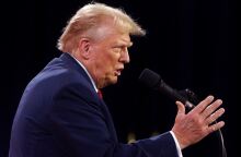 Ο Ντόναλντ Τραμπ εκτιμά πως ο Μπάιντεν θα παραμείνει υποψήφιος των Δημοκρατικών