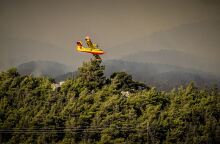 Πυροσβεστικό αεροπλάνο επιχειρεί σε φωτιά