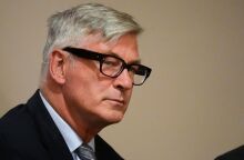 Άλεκ Μπάλντουιν: Στο δικαστήριο για τον θανάσιμο πυροβολισμό στα γυρίσματα του «Rust» - Στο πλευρό του η σύζυγός του Χιλάρια και η 19 μηνών κόρη τους.