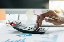 Χέρι που πληκτρολογεί σε κομπιουτεράκι