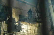 Πυροσβέστης επιχειρεί για την κατάσβεση φωτιάς σε εργοστάσιο στις Αχαρνές