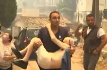 Ο αστυνομικός που μετέφερε στην αγκαλιά του ηλικιωμένο