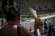 Γυναίκα με βεντάλια στα χέρια εν μέσω καύσωνα