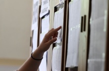 Χέρι που αναζητά τα αποτελέσματα των Πανελληνίων 2024