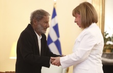 Η Κατερίνα Σακελλαροπούλου παρασημοφόρησε τον Σταύρο Ξαρχάκο