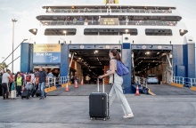 Ταξιδιώτες έτοιμοι να επιβιβαστούν σε καράβι στο λιμάνι του Πειραιά