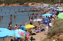 Πολίτες στην παραλία για να δροσιστούν από τις υψηλές θερμοκρασίες