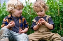 Παιδιά τρώνε λιχουδιά