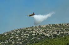 Πυροσβεστικό αεροσκάφος κατά τη διάρκεια κατάσβεσης
