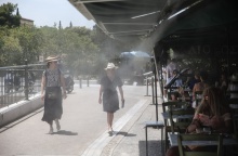 Πολίτες εν μέσω καύσωνα σε σημείο όπου υπάρχει σύστημα για δροσιά