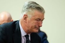 Ο Άλεκ Μπάλντουιν απαλλάχθηκε από τις κατηγορίες για τον θανάσιμο πυροβολισμό της Χαλίνα Χάτσινς - Ξέσπασε σε κλάματα στο άκουσμα της ετυμηγορίας.