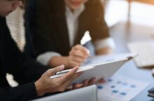 Έκθεση ΟΟΣΑ: Η μεγαλύτερη μείωση στην ανασφάλεια της εργασίας από το 2015 έως το 2022 σημειώθηκε στην Ελλάδα - Τα στοιχεία για μισθούς και απασχόληση.