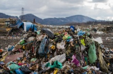 Σκουπίδια σε χωματερή