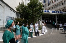 Εργαζόμενοι στο νοσοκομείο «Μεταξά» έξω από το κτίριο