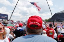 Ντόναλντ Τραμπ: Κυκεώνας θεωριών συνωμοσίας κατέκλυσε το διαδίκτυο μόλις μερικά λεπτά μετά την απόπειρα δολοφονίας - Τι υποστηρίζουν σύμμαχοι και αντίπαλοι. 