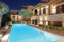 By The Sea Luxury Suites: Διακοπές σαν παραμύθι