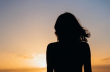 Σκιά γυναίκας κόντρα στο ηλιοβασίλεμα