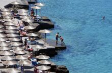 Euronews για παραλίες: Θετικά τα αποτελέσματα των μέτρων για την απαγόρευση της παράνομης τοποθέτησης τραπεζοκαθισμάτων και ομπρελών.