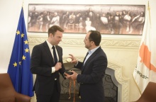 Ο Στέφανος Κασσελάκης (αριστερά) με τον Πρόεδρο της Κυπριακής Δημοκρατίας, Νίκο Χριστοδουλίδη