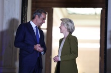 Ο Κυριάκος Μητσοτάκης (αριστερά) με την Ούρσουλα Φον Ντερ Λάιεν