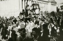 Ομάδα νέων με ντουντούκες πάνω σε όχημα μπροστά από την Ακαδημία Αθηνών, Οκτώβριος 1944 