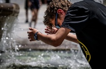 Πολίτης στο σιντριβάνι του Συντάγματος απολαμβάνει στιγμές δροσιάς