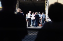 Πολίτες επιβιβάζονται σε πλοίο στο λιμάνι του Πειραιά