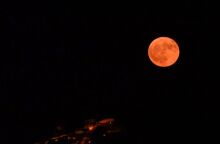 «Φεγγάρι του ελαφιού»: Εντυπωσιακές εικόνες από την πανσέληνο του Ιουλίου 