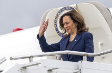 Η Κάμαλα Χάρις χαιρετά το πλήθος βγαίνοντας από το προεδρικό αεροπλάνο