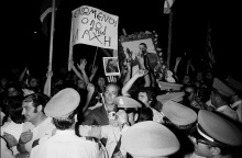 Πολίτες στους δρόμους την 24η Ιουλίου 1974, ημέρα αποκατάστασης της Δημοκρατίας