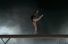 Κοπέλα κάνει ενόργανη