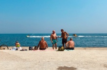 Συνταξιούχοι στην παραλία