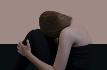 Γυναίκα γυρισμένη με την πλάτη στον φακό