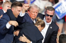 Facebook: Λογόκρινε λανθασμένα την φωτογραφία του Τραμπ με τη γροθιά