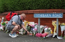 Λίγα λουλούδια και αρκουδάκια έξω από το σημείο της επίθεσης με μαχαίρι στη Βρετανία