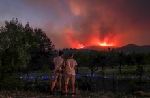 Φωτιά στην Εύβοια: Ολονύχτια μάχη με τις φλάγες