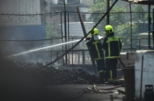 Πυροσβέστης κατά τη διάρκεια της κατάσβεσης φωτιάς σε αποθήκη στο Αιγάλεω