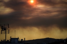 Φωτιά στην Εύβοια: Ο καπνός κάλυψε και τον ουρανό της Αθήνας