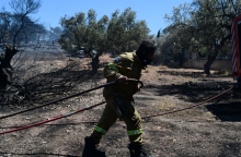 Φωτιά Κορωπί: Βελτιωμένη η εικόνα στην Αγία Μαρίνα