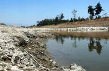 Δεν έχουμε νερό, αλλά από πισίνες και γκαζόν σκίζουμε