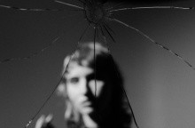 Γυναίκα πίσω από σπασμένο τζάμι - Εικόνα που οδηγεί σε κακοποίηση