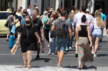 Πολίτες με μάσκα στο κέντρο της Αθήνας