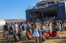 Επιβάτες αναμένουν να επιβιβαστούν στο πλοίο για τις καλοκαιρινές τους διακοπές