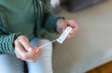 Γυναίκα με τεστ για την ανίχνευση του κορωνοϊού, το οποίο έχει βγει θετικό